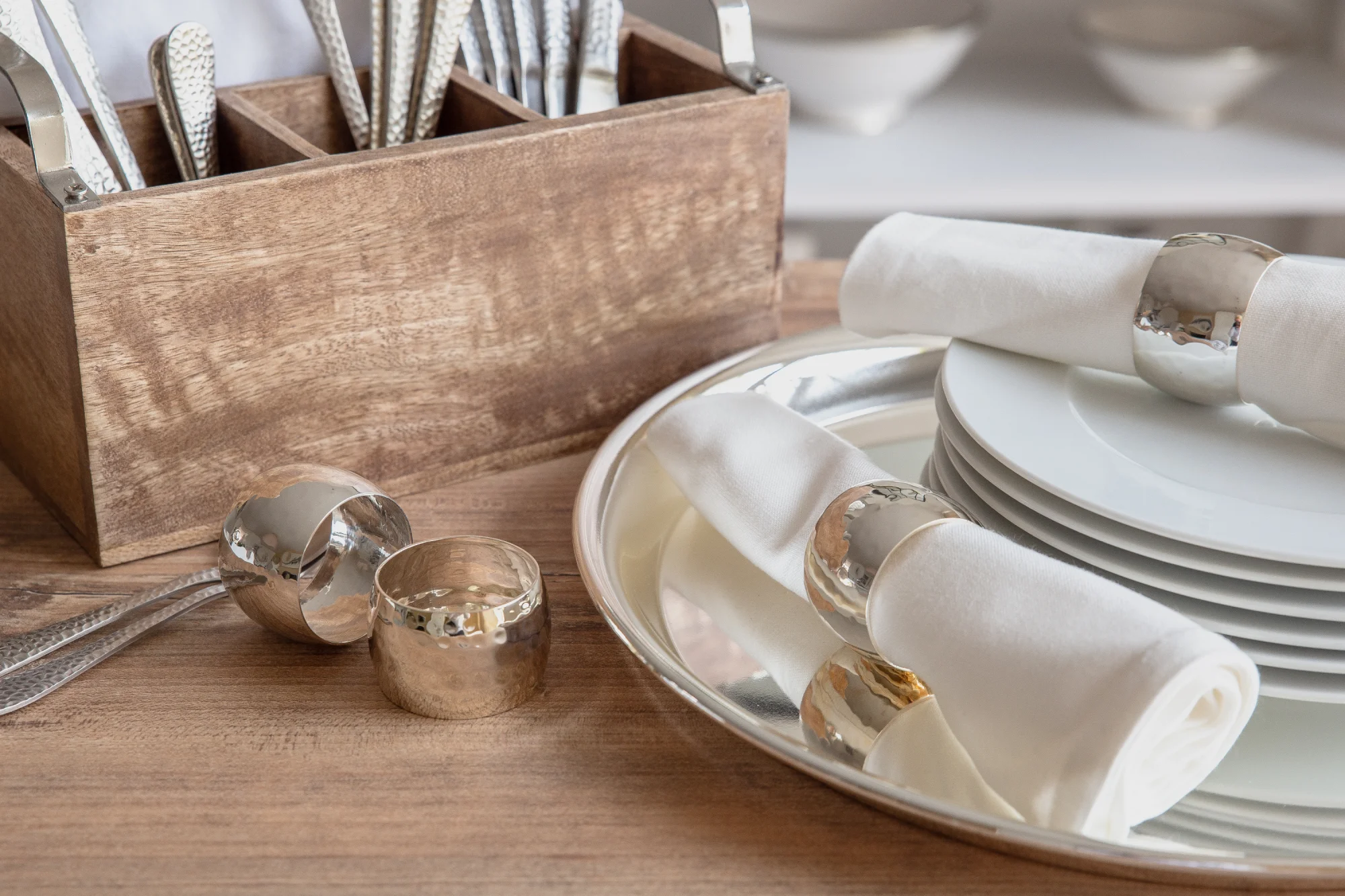 Gedeckter Tisch mit silbernen Serviettenringen